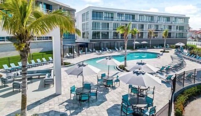 Gorgeous 8B 7BA Melbournbeach w Pool Dock Beach