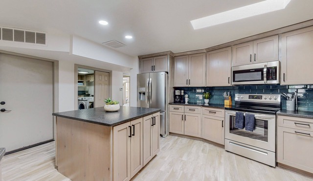 Gorgeous and Spacious North Valley Tranquility + indoor pool and billiard room!