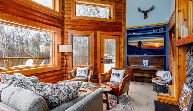 Gorgeous cabin home with private hot tub, private washer/dryer, & gas fireplace