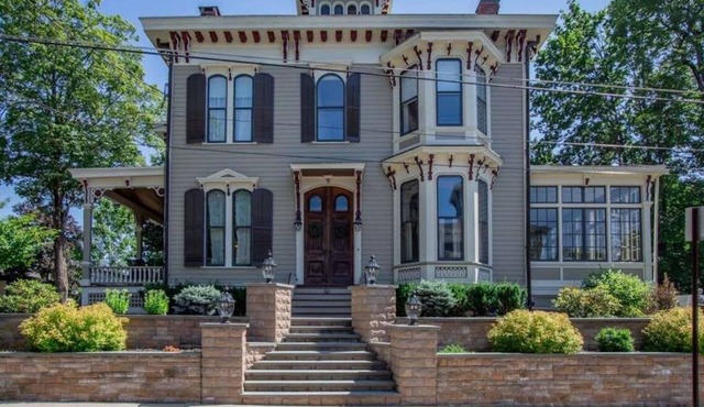 Gorgeous, large Victorian in downtown Ballston Spa - 6 BRs, sleeps 11