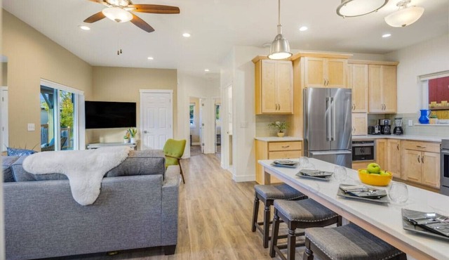 Handicap-Friendly 4 BR Downtown