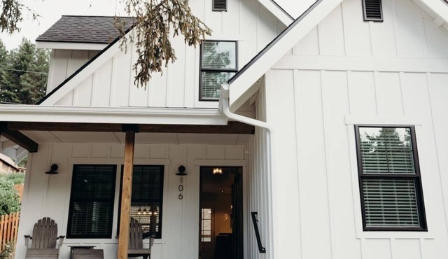 Heart of Roslyn, walkable to downtown, dog-friendly and perfect for families or friends!