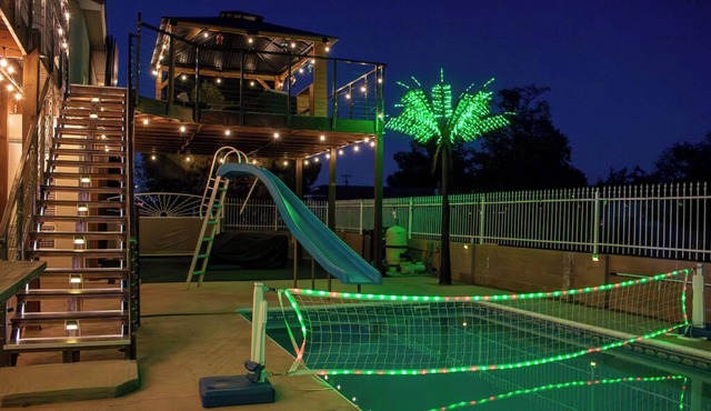 Heated Pool! Hot Tub! Volleyball court! 3-bedroom, 3-Bathroom Fabolous Home!