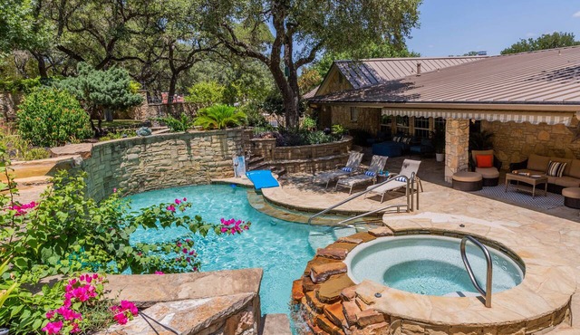 High-End Resort. 1-Story, Heated Pool, Boat Ramp, Big Beds, Game Room, Fire Pit