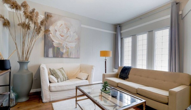 Highland Sq Hideaway Apt with 2 queen beds in great location