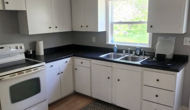 Highway 20 Lodge-Quiet, Cozy, renovated two bedroom house that sleeps 6-7