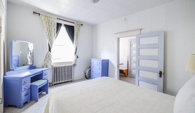 Historic 1 Bedroom Apartment Downtown Near Shopping Restaurants & SeaLife Center