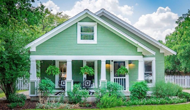Historic Downtown Frisco- Walk to Dining- 5m to Toyota Stadium- 12m to Universal