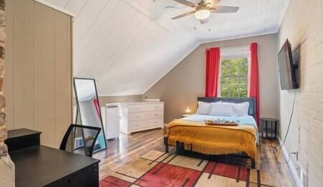 Home Office, Free Wi-fi, Parking, 6 beds, Beltline