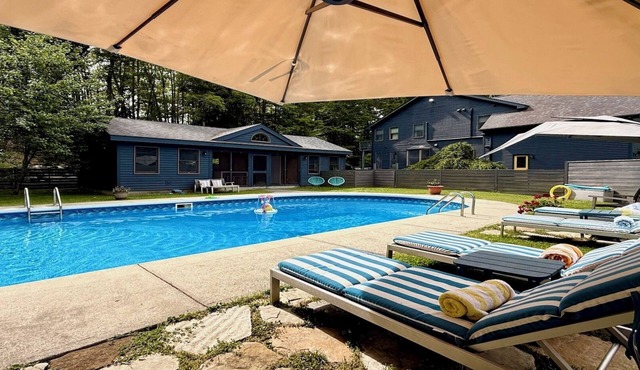 Hot tub, Sauna, Game Room, Fireplaces + Heated Pool in Summer!