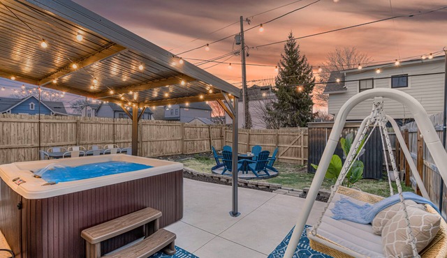 HotTub~FirePit~Games~YogaNook~5 Mins to Downtown