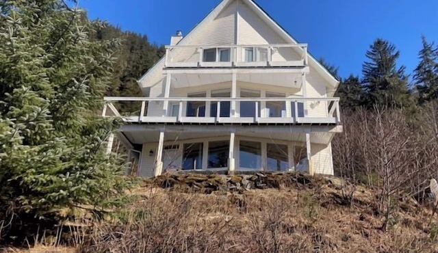 House on the Hill at Kelli Creek - Close to Downtown with King Beds and Stunning Views