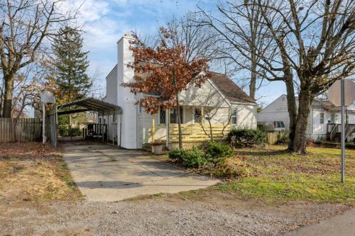 Housepitality - West Side Lodge - 6 BR 2 BA