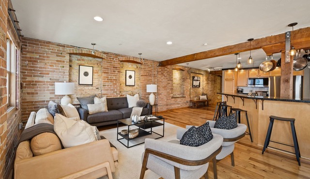 Huge Renovated Top Floor Condo w Large Kitchen and Living Area