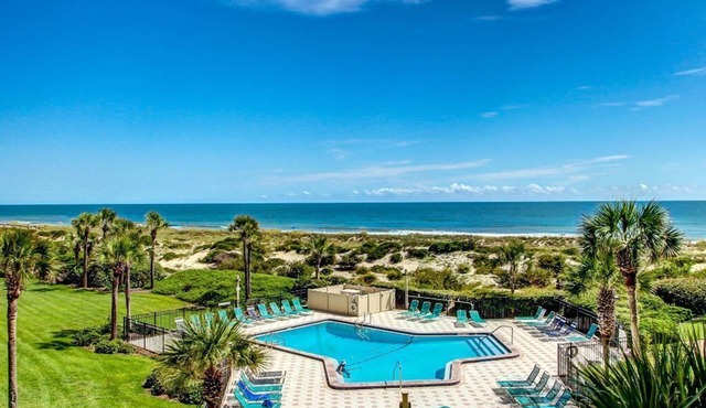 Immaculate Oceanfront on 7th floor See Description for construction information.