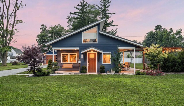 Indigo Hideaway | Romantic + Fire pit