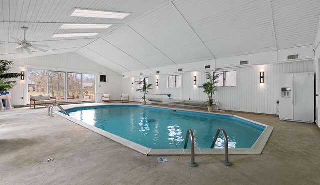 Indoor Pool Retreat 5 Min to Zoo Near Golf