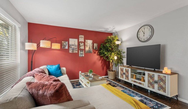 Intimate 2BD:TCU Walkable, heartwarming & spacious