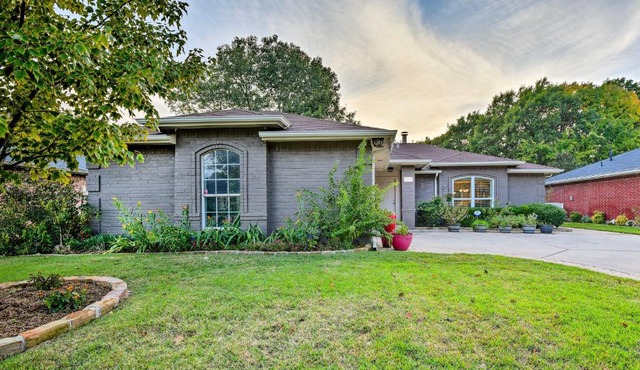 Inviting Lewisville House with Patio and Grill!