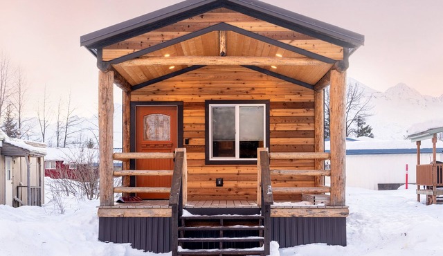 Kade's Cabin | 2 bed 1 bath urban cabin
