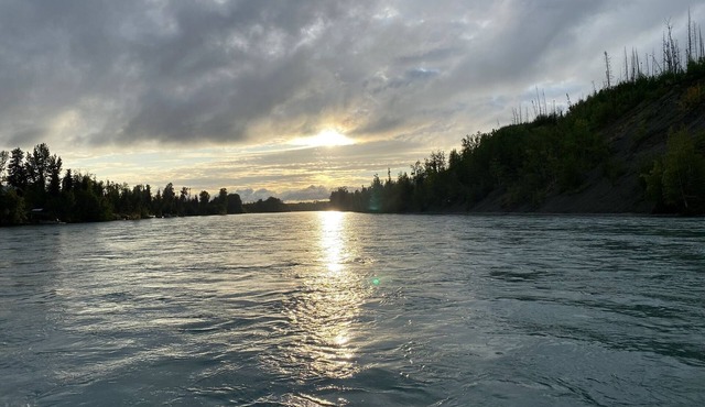 Kenai riverfront log cabin, perfect for fishing, close to town
