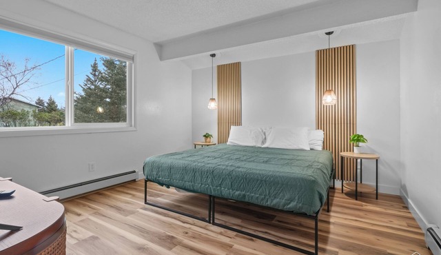 King Bed. Pet & Family Friendly Upper unit. Walking Distance to Downtown Palmer