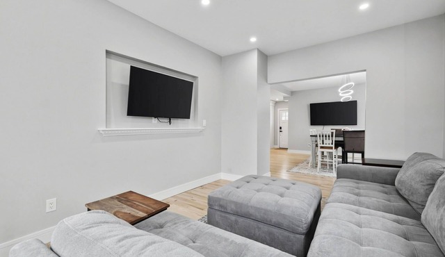 La Oasis: Entire Luxury SFH w 5 BR/3 BA near BOS