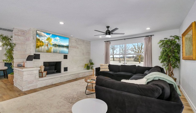 Lake and marina 5 minutes away Large family friendly Cozy home with country feel