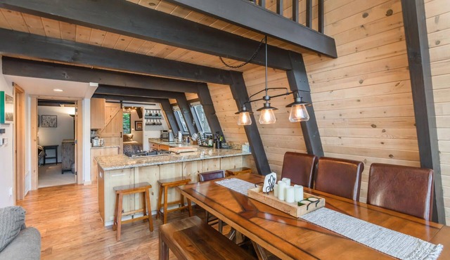 Lakefront Cabin with private pier on Donner Lake