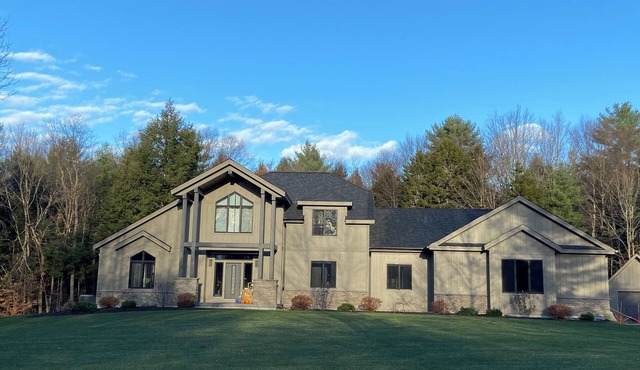 Large 4 br w htd saltwater pool and hot tub. 15 mins to Saratoga city and Track