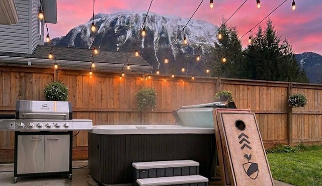 Large Groups Near Glacier w/Hot Tub & Game Room