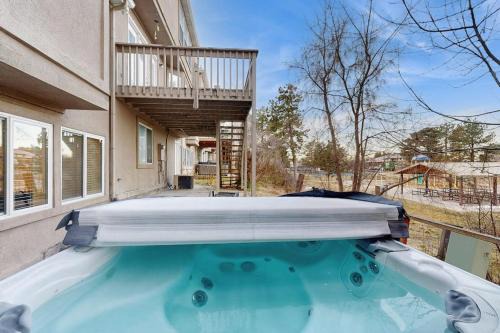 Large & Luxurious Home with Private Hot Tub and Fireplace