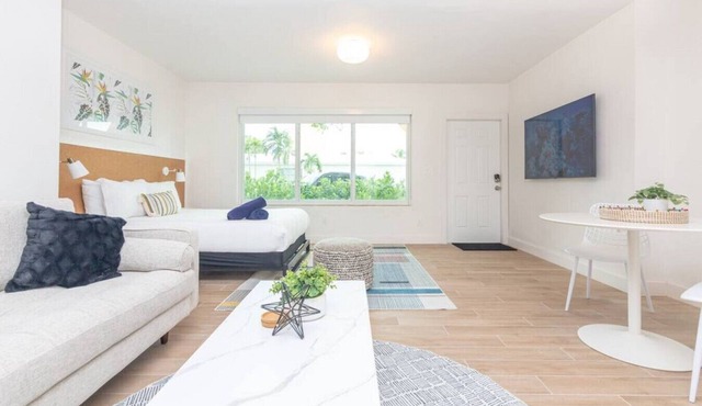 Large Stylish Studio Apartment in El Portal 3
