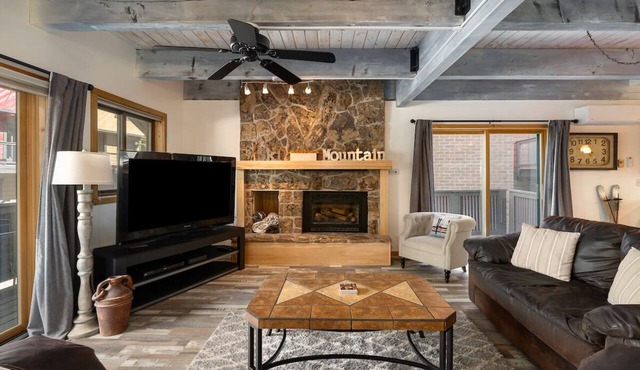 Lazy Bear, AC! Private Hot Tub, Sauna & Garage, Outdoor Pool