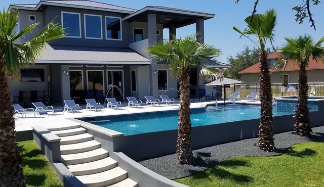 Lazy Haven Resort: Luxury Lakefront Estate on Lake LBJ with Private Pool Hot Tub