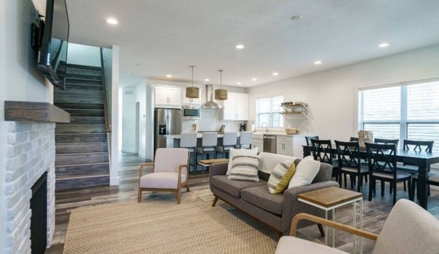 Legacy II- Walk to Notre Dame. New 6 bedroom 5.5 bathrooms, sleeps up to 14