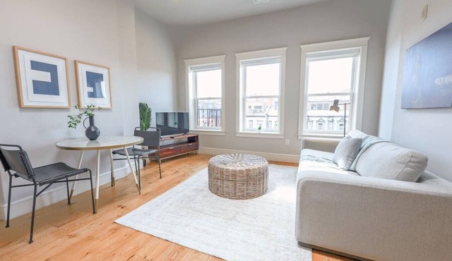 Light-Filled Back Bay 1 Bedroom Apartment