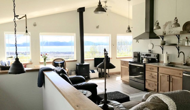 Loft on the Hill - In-town, Luxury, BIG VIEW!