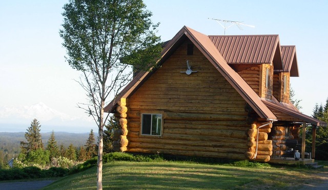 LOG HOME, panoramic ocean and mountain views, private & convenient