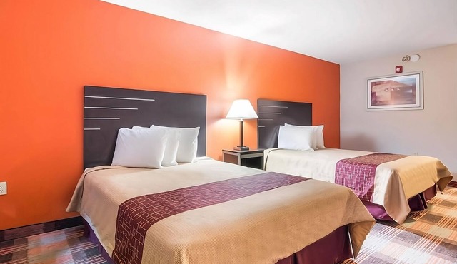 Look No Further! 2 Comfortable Units, Free Parking, Near Trolley Line Park