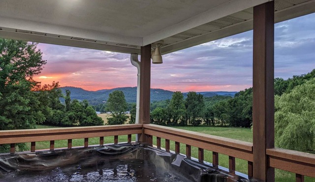 Lovely Farmhouse, May and Early June Magic, Fireflies from your Private Deck