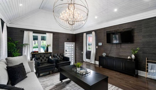 Luxe Studio w/King Bed + Sofa | Walk to OSU/Bars
