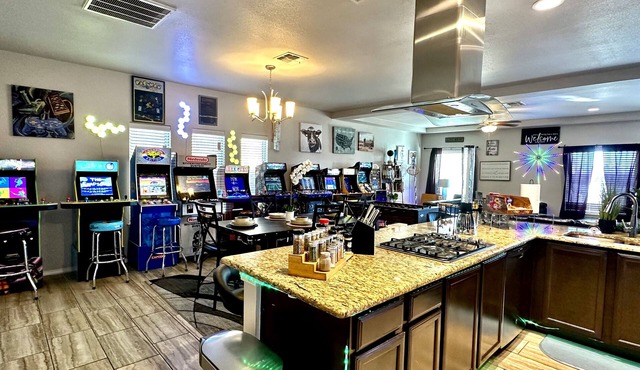 Luxurious 3bedroom home W/Game Room KING BED Nintendo switch, Fooseball, Pool