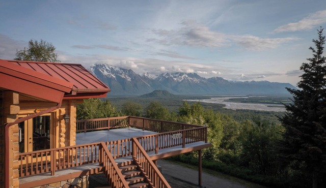 Luxurious Cabin in Alaska w/Hot Tub & Cedar Sauna