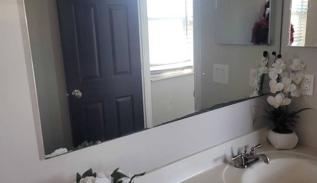 Luxurious, Spacious, 6-bedroom house with WiFi and AC in charming Columbus