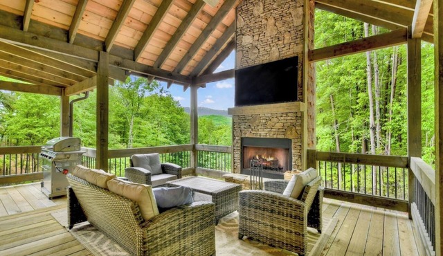 Luxury 3BR Cabin w/Outdoor Living Area & Hot Tub