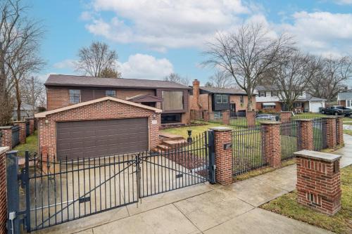 Luxury 3BR Home with Spa Pool, Gym & full backyard