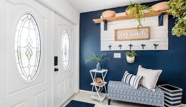 Luxury a block and half from the beach, pet and family-friendly