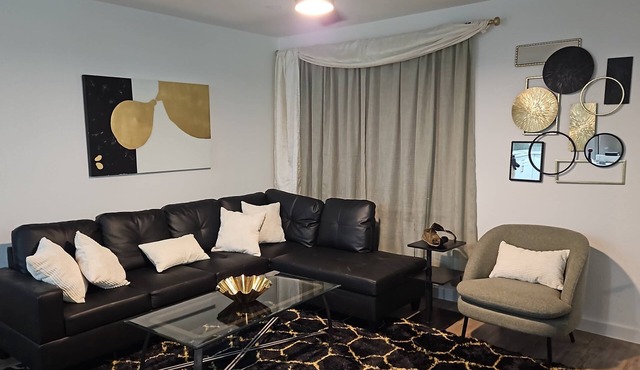 Luxury Hidden Retreat: Steps to UT Stadium/Moody/Bass Hall + Free Pkg