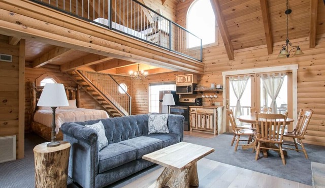 Luxury Lodge Suite with Jacuzzi - Near Berlin Ohio